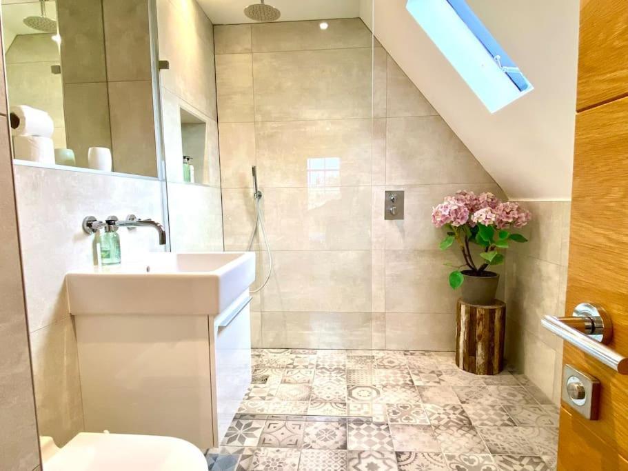 Stunning Little House On Poole Quay - Free Secure Parking & Wifi - In The Heart Of The Old Town - Great Location - Free Parking - Fast Wifi - Smart Tv - Newly Decorated - Sleeps 2! Close To Poole & Bournemouth & Sandbanks Экстерьер фото